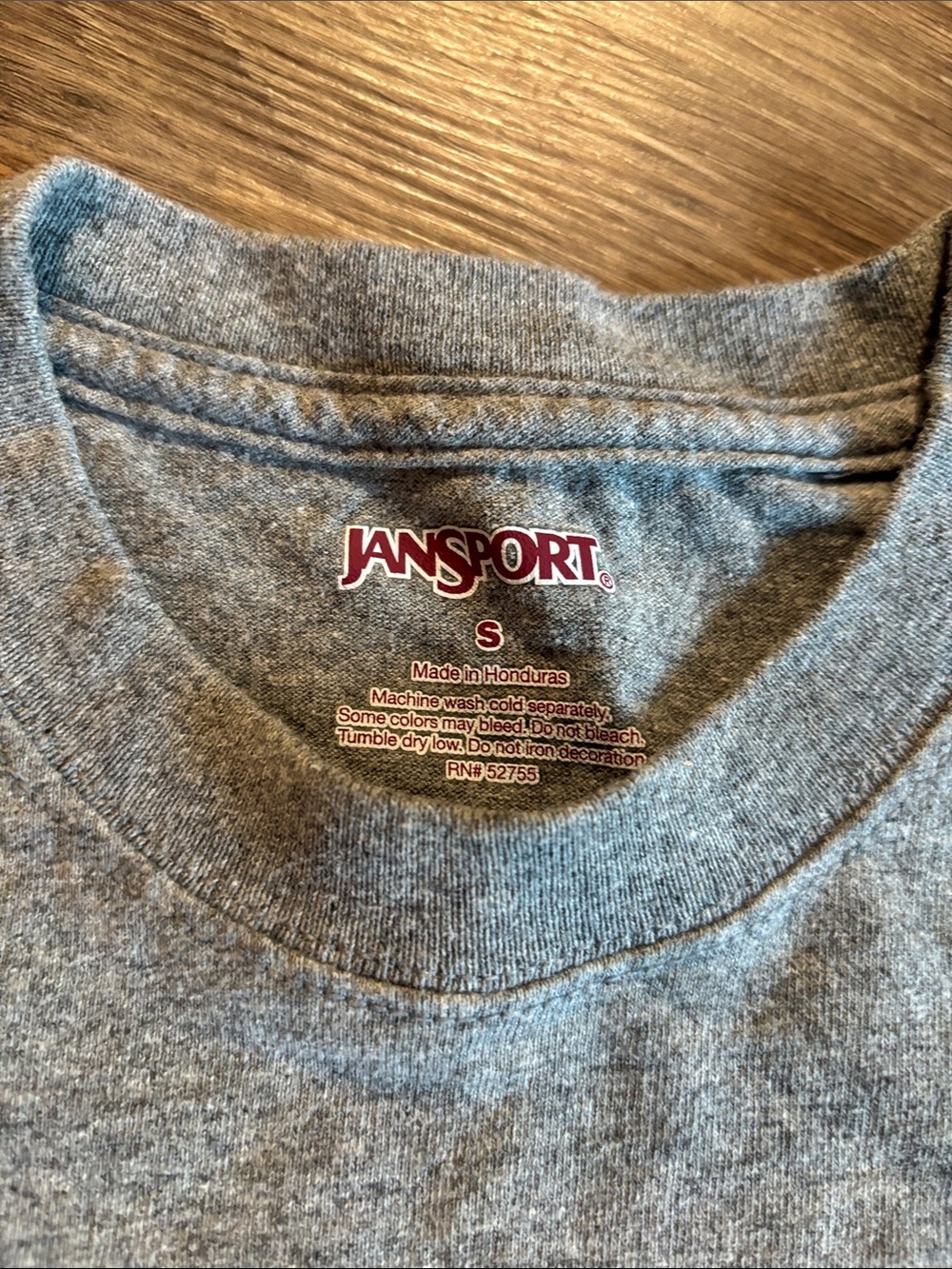 NEW Jansport Gray UMass Amherst Alumni Logo Tee with Red Print - Picture 4 of 4
